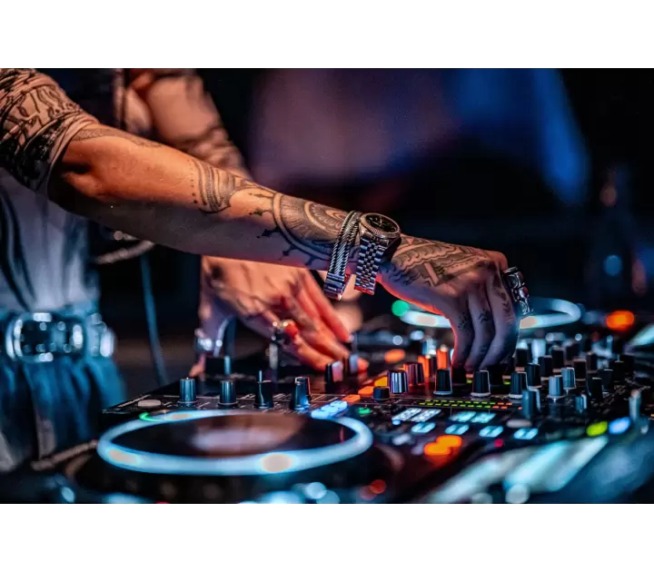 DJ Serra - Expert in Hiphop, R&B, and Afro Beats